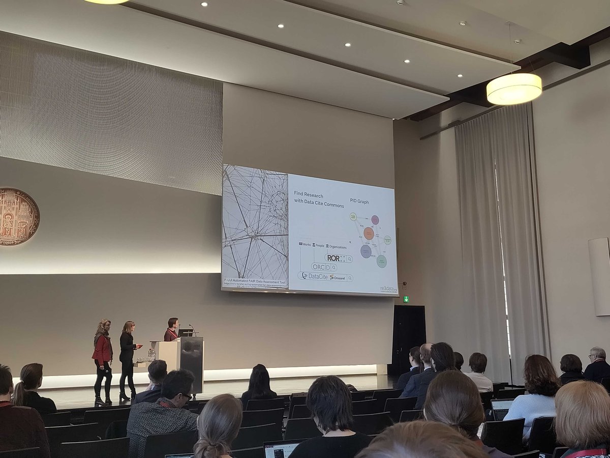 re3data's tweet photo. Thanks, @ESciTage for the inspirational talks and the chance to present on #re3data's engagement in @fairimpact_eu!

We enjoyed the fruitful discussions at our poster and the wonderful venue at #UniversitätHeidelberg!

#FAIR #ResearchData #OpenScience #EScienceTage2023 https://t.co/RqmoaA5iPW