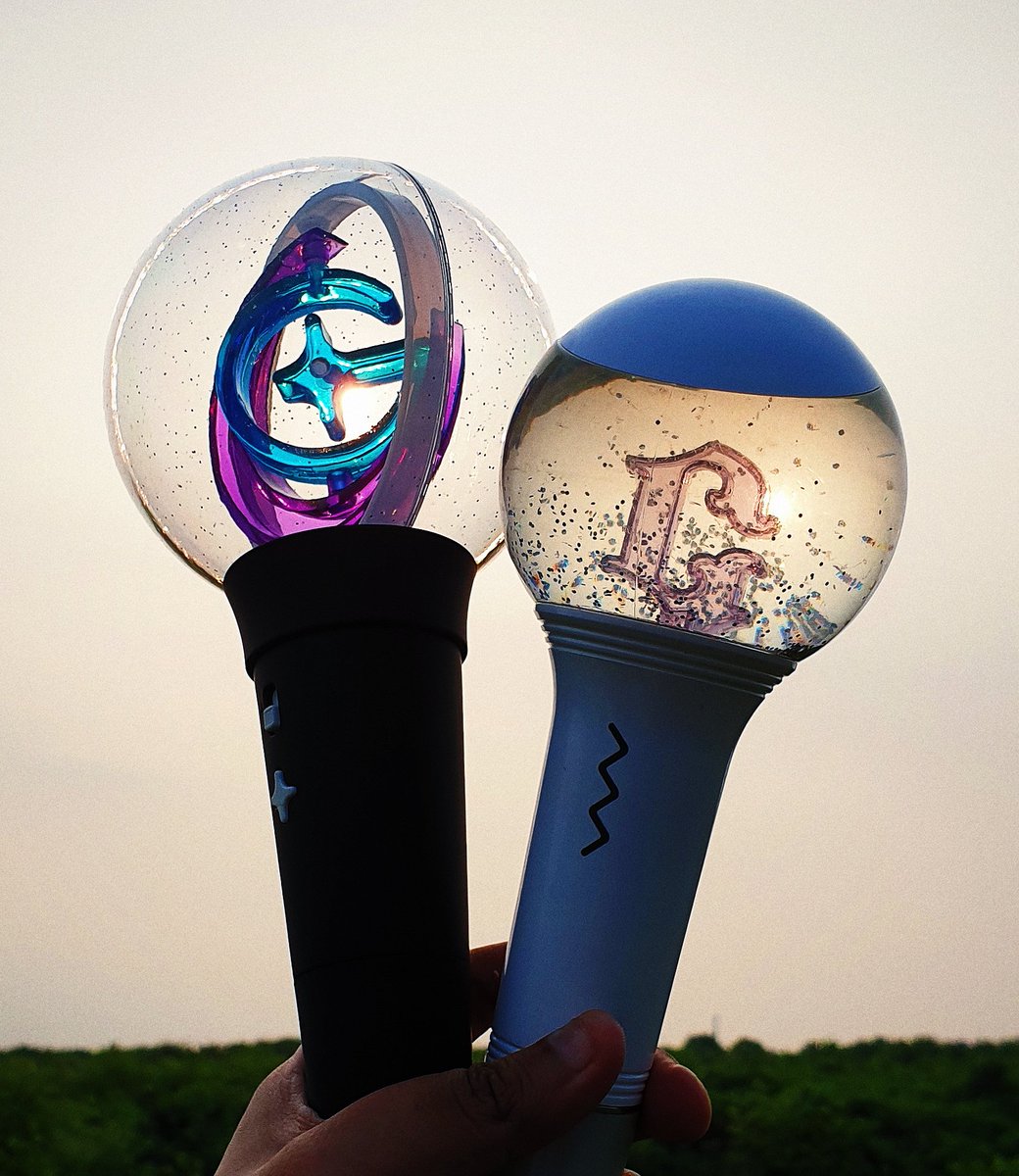 dearyeochins's tweet photo. GFRIEND's family: yugubong, bamhaneulbong, penlight wing and daegalbong https://t.co/D6V3cB7pDI