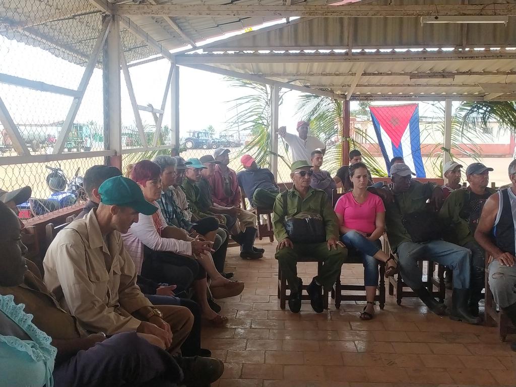 AmppGrande's tweet photo. 👉Muestra de democracia participativa la jornada de recorridos por centros de trabajo y de estudio, que realizaron las candidatas a diputados a la @AsambleaCuba por #JagueyEnVictoria 🇨🇺💖 #MejorEsPosible #YoVotoXTodos @LuzardoMagdiel @IvnMartnezIzqu1 @Lenin52256627 @SuselyMorfaG https://t.co/rZm6gUFtyB