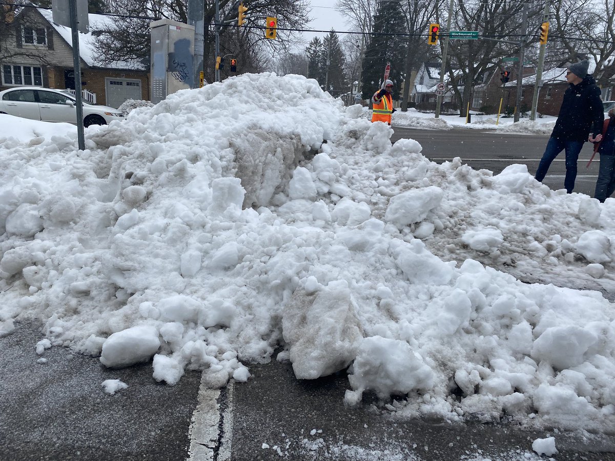 kristinmackenz4's tweet photo. @citywaterloo completely unacceptable in a school crossing with a crossing guard, snow piled over 5 feet high, Empire students having to walk on the road to cross at Westmount and William.  Hold yourselves accountable to the 24 hours.  Keep our young kids safe #SnowbilityWR https://t.co/7gjtFdJ5q8