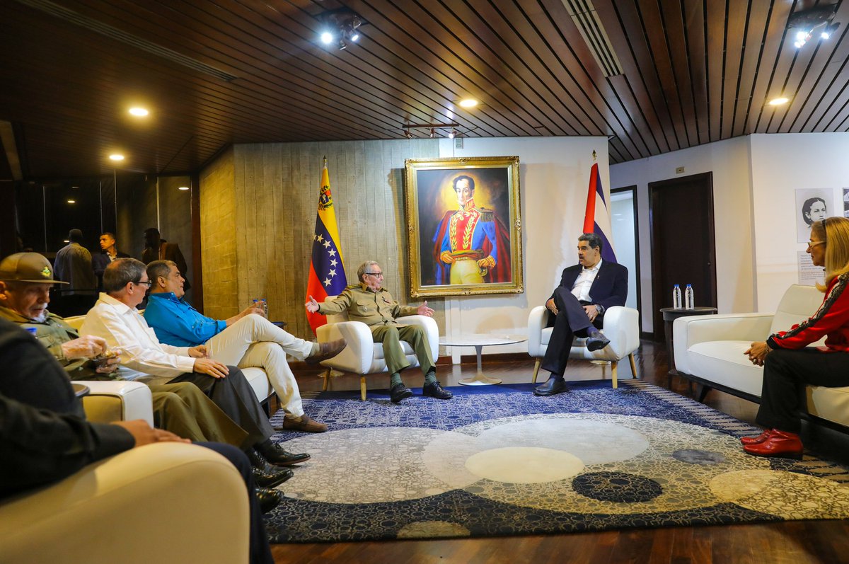 NicolasMaduro's tweet photo. Tuve un encuentro de hermandad con Raúl Castro Ruz, General de Ejército de Cuba, en compañía de Rafael Correa, líderes que siempre nos han brindado su amistad y apoyo. Me alegra verlos y ratificar juntos, la vigencia de los sueños de unión por los que luchó el Comandante Chávez. https://t.co/UovzfhHusz