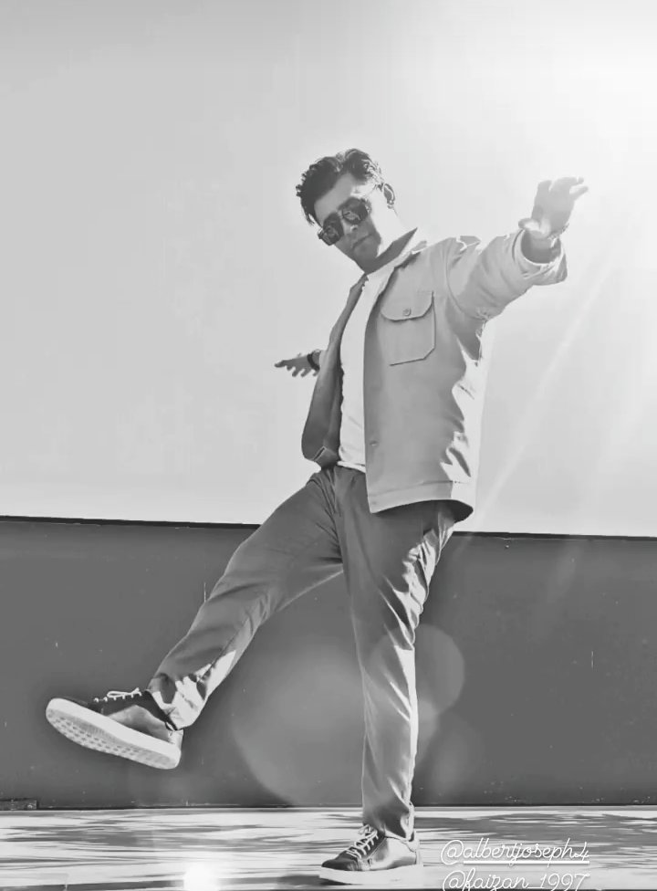 AsimNajia's tweet photo. @farhan_saeed 
You are under arrest!!
For stealing our hearts every other day!!
I'm like screaming Farhaaaaan  inside😂😂🥰🥰😍😍
#FarhanSaeed https://t.co/uSb92fCgnV
