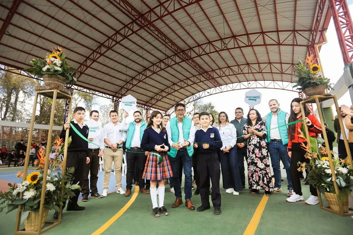RamiroBarraganA's tweet photo. Este espacio que inauguramos en Tibaná es para que niños tan talentosos como Alexander, Ana o Iván tengan un lugar digno en dónde correr, cantar, divertirse. 

Invertimos $752 millones para construir cubierta deportiva y la cancha de uso múltiple para 450 estudiantes del colegio. https://t.co/nOGd3Cf2fW