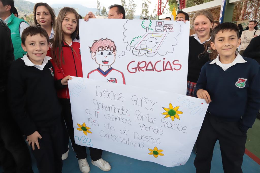 RamiroBarraganA's tweet photo. Este espacio que inauguramos en Tibaná es para que niños tan talentosos como Alexander, Ana o Iván tengan un lugar digno en dónde correr, cantar, divertirse. 

Invertimos $752 millones para construir cubierta deportiva y la cancha de uso múltiple para 450 estudiantes del colegio. https://t.co/nOGd3Cf2fW