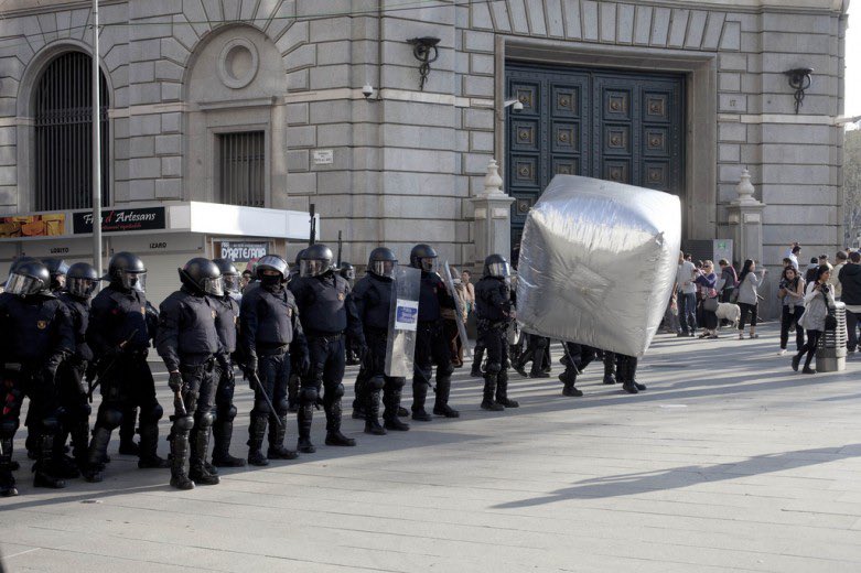 JuditNavarro01's tweet photo. Other example is this Reflecto-cube initiated by collectives Eclectic Electric Collective and Colectivo Enmedio, who invented this cube as a useful art piece and secret weapon to protect protesters
To switch the tension between police and protester with a touch of humor. https://t.co/PbBOPGOtyG