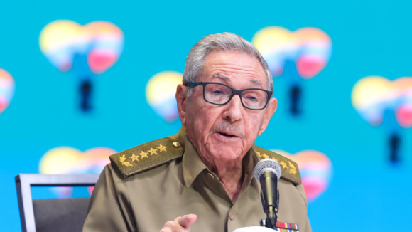 UnecaSa's tweet photo. #RaulCastro: Recordó que unos días después de su partida, Fidel escribió con vehemencia y dolor en una de sus Reflexiones, publicada en la prensa cubana el 5 de marzo, “falleció el mejor amigo que tuvo el pueblo cubano a lo largo de su historia”....... https://t.co/Hjvl0bb3kF
