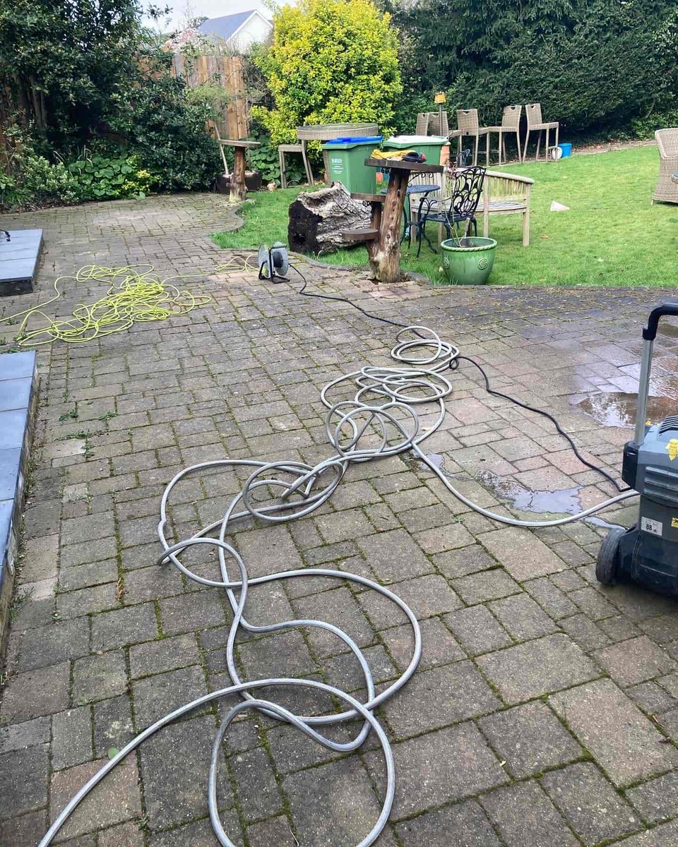 BavScott's tweet photo. Brick Block Paved Patio Cleaning in Weybridge - https://t.co/7FwxDv6gE8 @greenandparry, #brickpaving, #blockpaving, #blockdrive, #blockpatio, #brickpatio, #blockpaved, #blockpavedcleaning, #blockpavedpatio, #Weybridge https://t.co/xkSfesluTI
