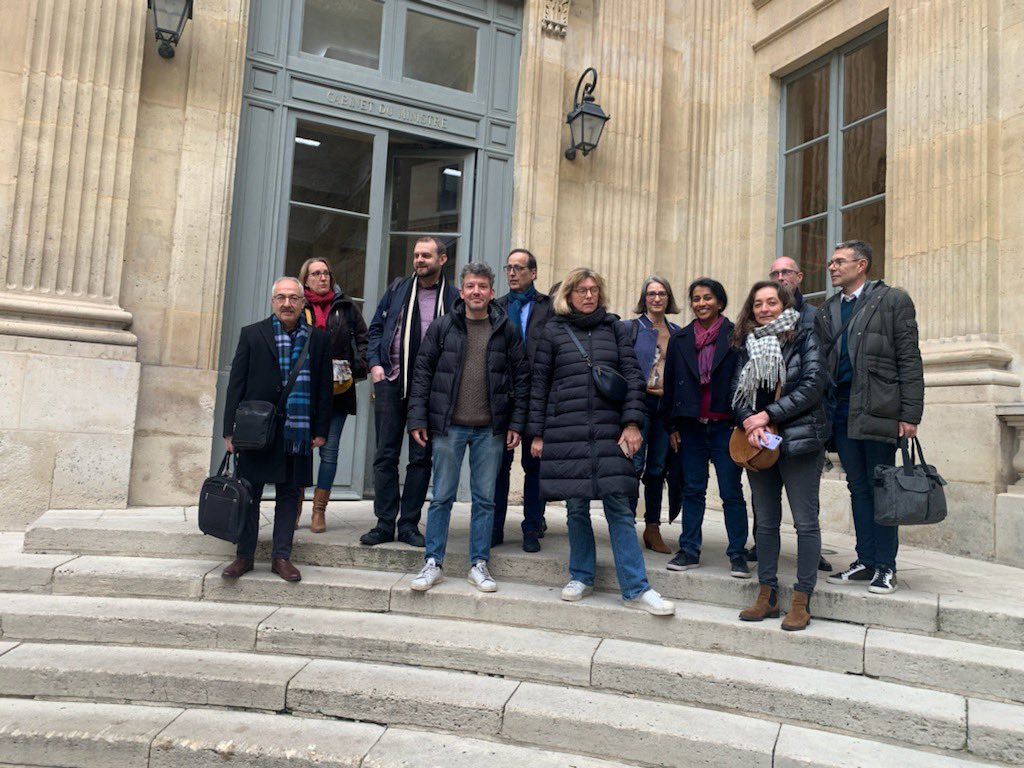 SuisEnRetard's tweet photo. Pacte enseignant : l'ensemble des organisations syndicales présentes dont le @SNALC_National quittent la réunion.

Pour le SNALC, ce pacte est à jeter : plus on en découvre le fonctionnement, pire c'est. https://t.co/AqoOmltLWT
