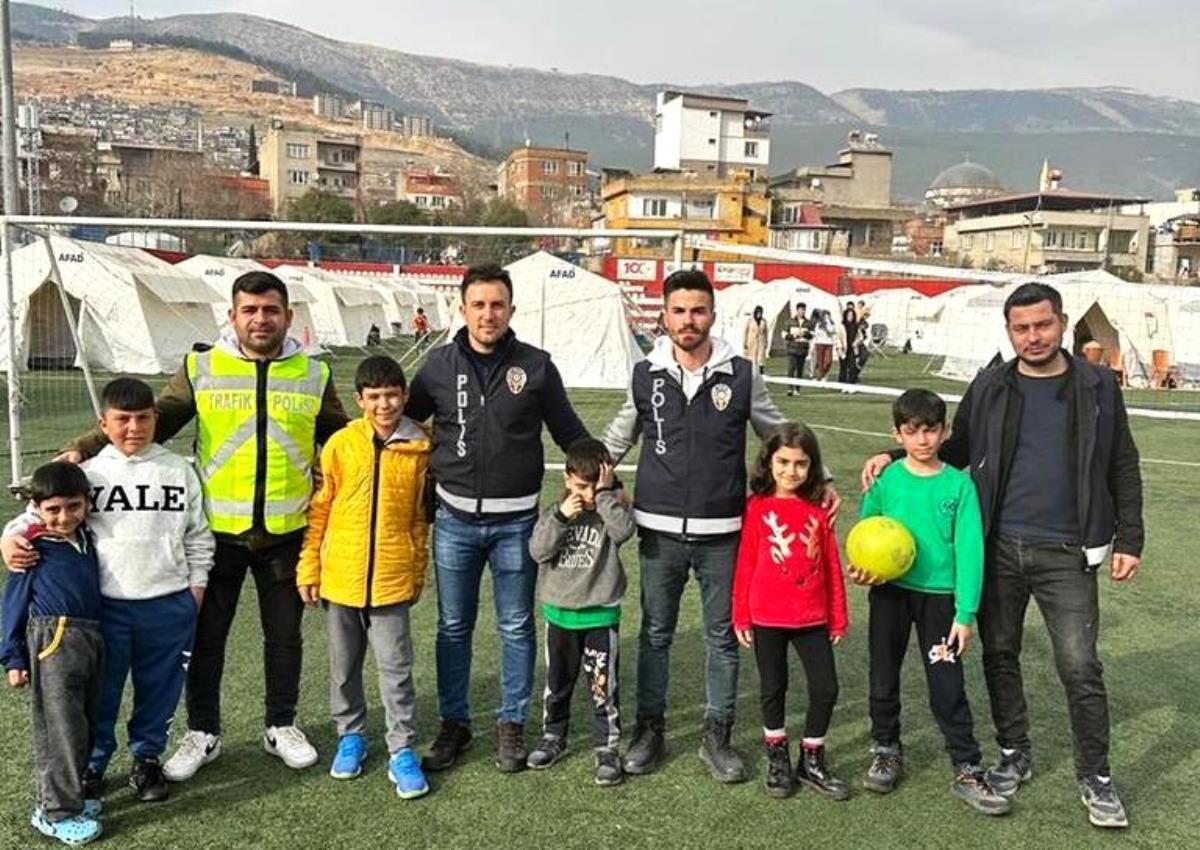 Emetli polis memurları Kahramanmaraş'ta depremzede çocuklarla top oynadı dlvr.it/SkRnsT
