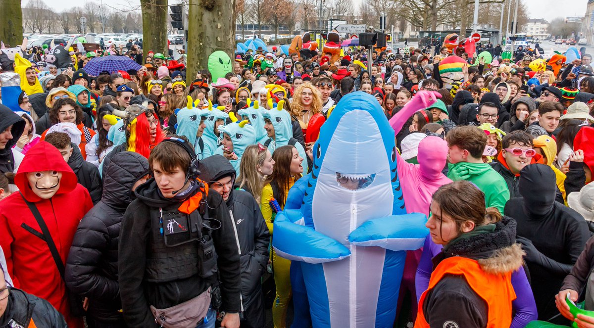 VilleThionville's tweet photo. 🥳Père Cent🥳
🤡 100 jours avant le bac, costumes et bonne humeur dans les rues de #Thionville
📸Retour en images : https://t.co/SIN6hcmRv1
#perecent #bac #lyceens https://t.co/SpqWAEaDme