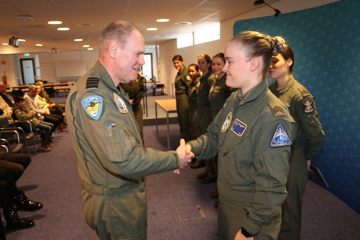 Friday,️ 7️⃣ 🇳🇱cabin attendants👩‍✈️officially received their wing, meaning they are officially ready for air service in our ✈️ 🥳1st time ever @Kon_Luchtmacht installed military cabin attendants straight from the civil market. Recruted @summacollege ➡️ military trained ➡️ #MMU 🏁