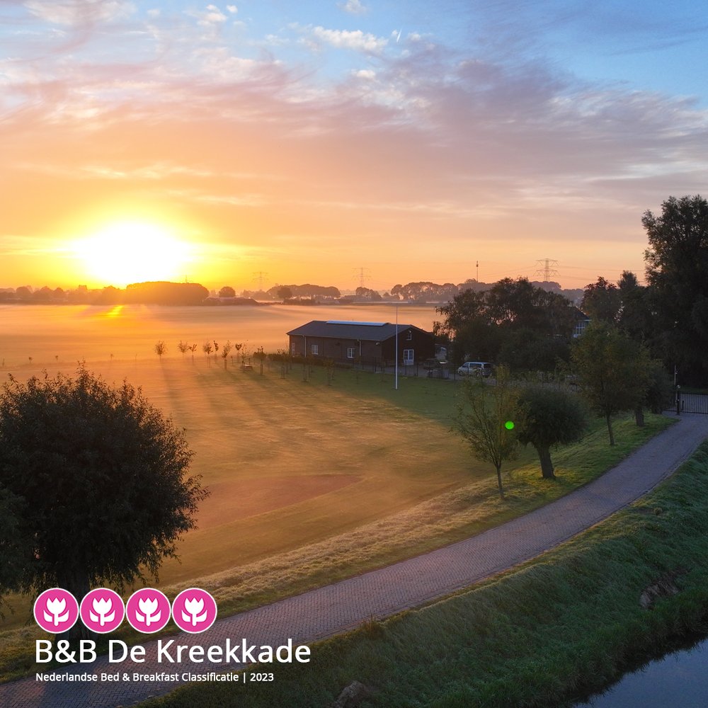 Feest in #Heinenoord! B&amp;B De Kreekkade is namelijk geclassificeerd met 4 tulpen.🌷🌷🌷🌷 Boek een verblijf in deze #duurzame B&amp;B en ontdek het oer-hollandse landschap in de omgeving. #bedandbreakfast (bit.ly/3msUGJo)