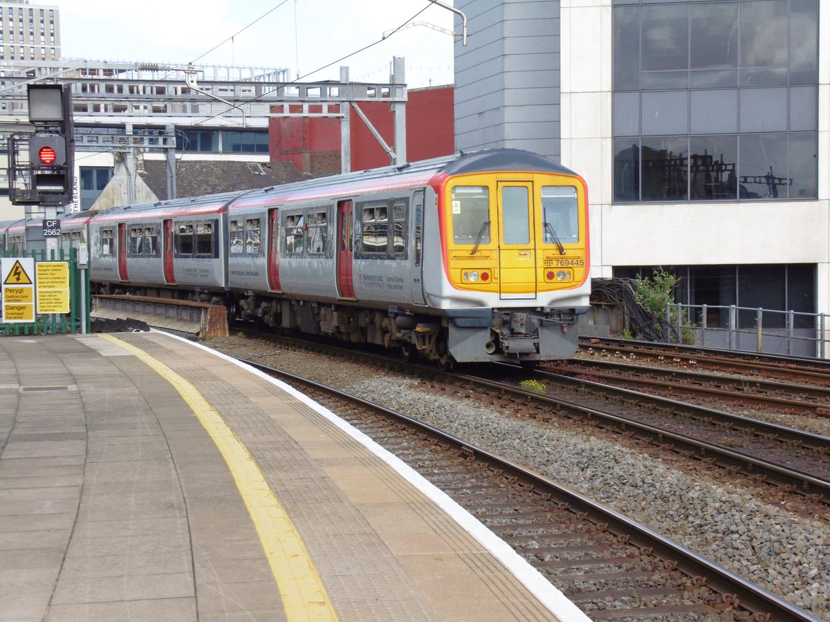 NotYOLOSmh's tweet image. Few pics from July 2022

1. 769445 next to a Class 231
2. 769445 again 
3. 769452 
4. 769002

#Class769 #Class231 @tfwrail