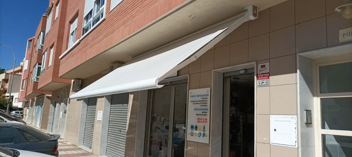 ToldosUbeda's tweet photo. Ruz Electrónica, comercio tradicional de Alhama de Almería dedicado a la venta y reparación de tv, electrónica de consumo, instalación de antenas y mediación de señal, acaba de proteger su establecimiento con un toldo cofre, enhorabuena... https://t.co/wIfXSNddPT