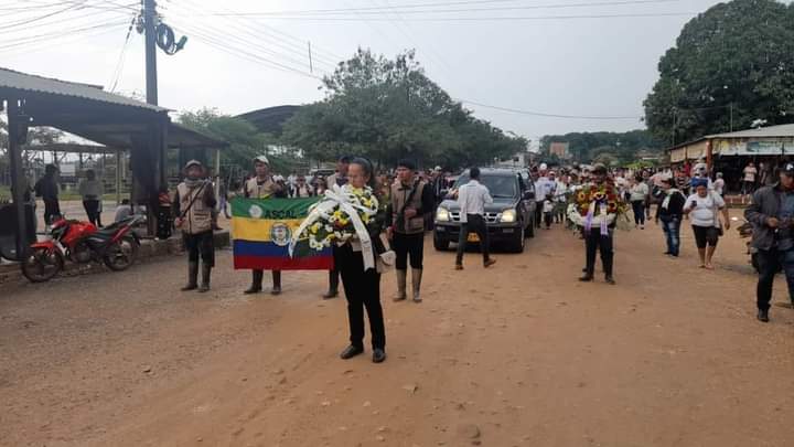 Así se dio la despedida del compañero campesino asesinado por el ESMAD en los Pozos en San Vicente del Caguán Caquetá, de esto no hablan los medios ni altos funcionarios del Estado.

Que la tierra sea leve Reinel.

#DesmonteDelESMAD