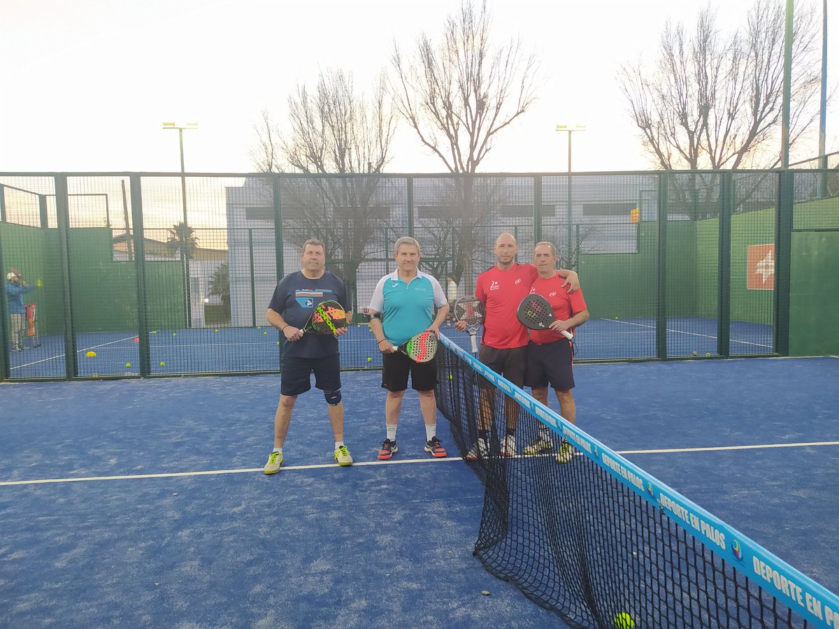 cdpadelpalos's tweet photo. Este fin de semana, hemos jugado los equipos absolutos y veteranos contra los equipos de Cartaya con sendas victorias para los nuestros, pero no más importante es que nos hemos divertido. https://t.co/v3MCasIva1