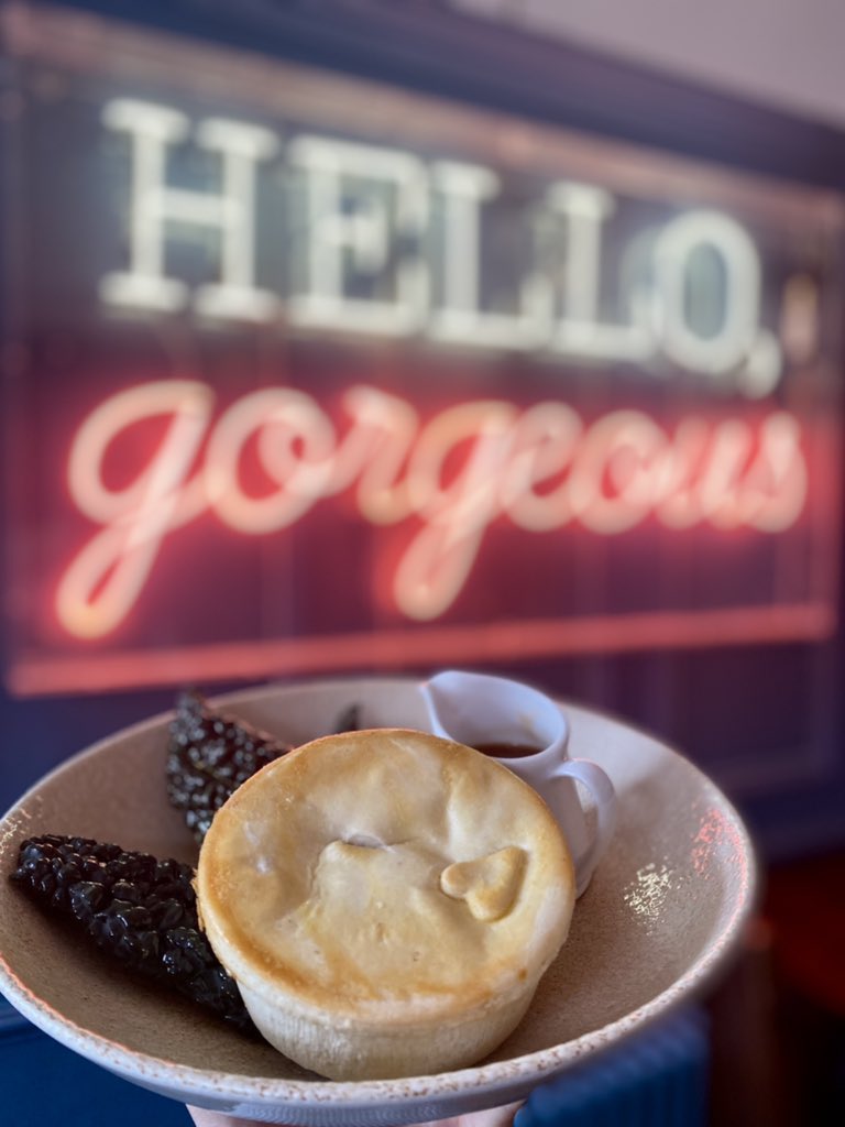 HAPPY NATIONAL PIE WEEK!!! 🥧🎉

Run down here to get your hands on our mouthwatering Chicken, Ham and Leek pie served with Cavolo Nero & gravy…

#pieweek #chickenpie #foodie #camden #younhspubs