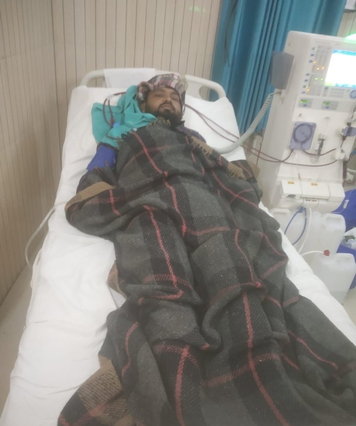 झारखंड के पलामू जिला के रहने वाले सत्यम कुमार मां बाप के बुढ़ापे का सहारा है और घर का इकलौता चिराग हैं।इनकी किडनी खराब हो गई है जिसको ट्रांसप्लांट कराने में बीस लाख रूपए खर्च आ रहा है।सब संपति बेचने के बाद भी इन्हें 15 लाख की ज़रूरत है।पिता ने कहा कि वह अपनी सारी संपत्ति गंवा