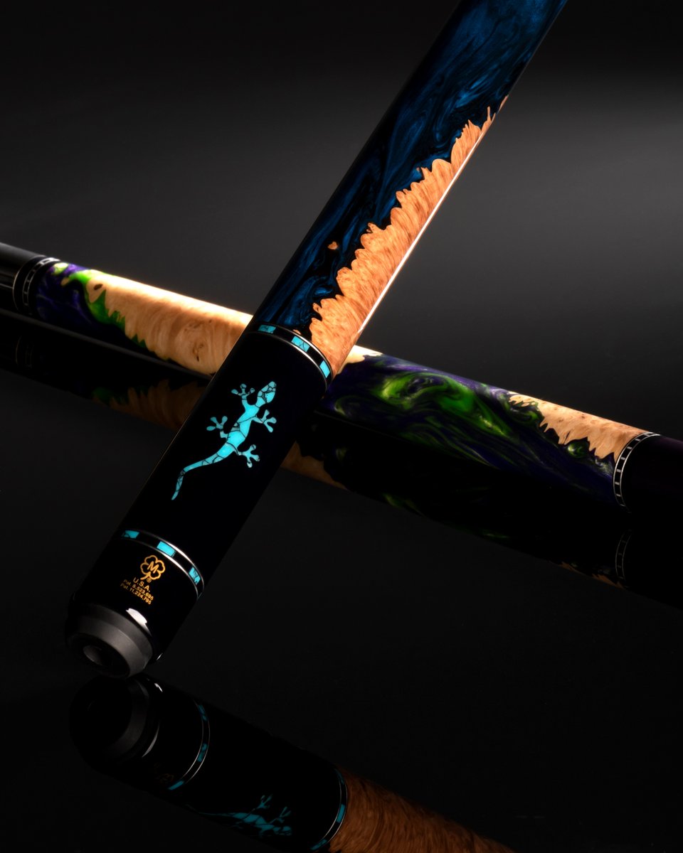 McDermottCue's tweet image. Custom H516 featuring turquoise "Gecko" inlays and "Deep Sea" ShokWood no-wrap handle🤩

Custom H1453 featuring a no-wrap metallic purple painted handle👌