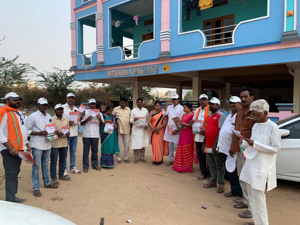 BjpKakinada's tweet photo. ఉత్తరాంధ్ర పట్టభద్రుల ఎమ్మెల్సీ ఎన్నికలో భాజాపా గెలుపు తథ్యం.. చిలుకూరి రామ్ కుమార్.
నర్సీపట్నం, 06, మార్చి. 
ఎమ్మెల్సీ ఎన్నికల్లో భారతీయ జనతా పార్టీ అభ్యర్ధి పివియన్ మాధవను గెలిపించాలని పట్టభద్రులను కాకినాడ జిల్లా భాజాపా అధ్యక్షులు చిలుకూరి రామ్ కుమార్ కోరారు. ఎమ్మెల్సీ స్థానo. https://t.co/sAS1BHepol