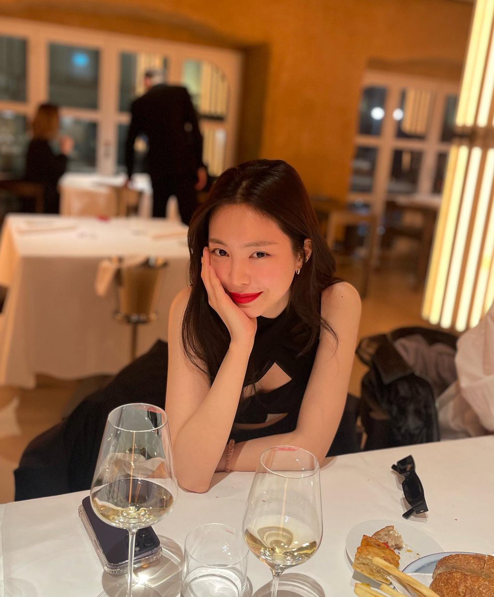 SNELOOKS's tweet photo. pov : dinner date with naeun🫶🏻

#Naeun #나은 #SonNaeun #손나은 https://t.co/9RIYpCdSzN