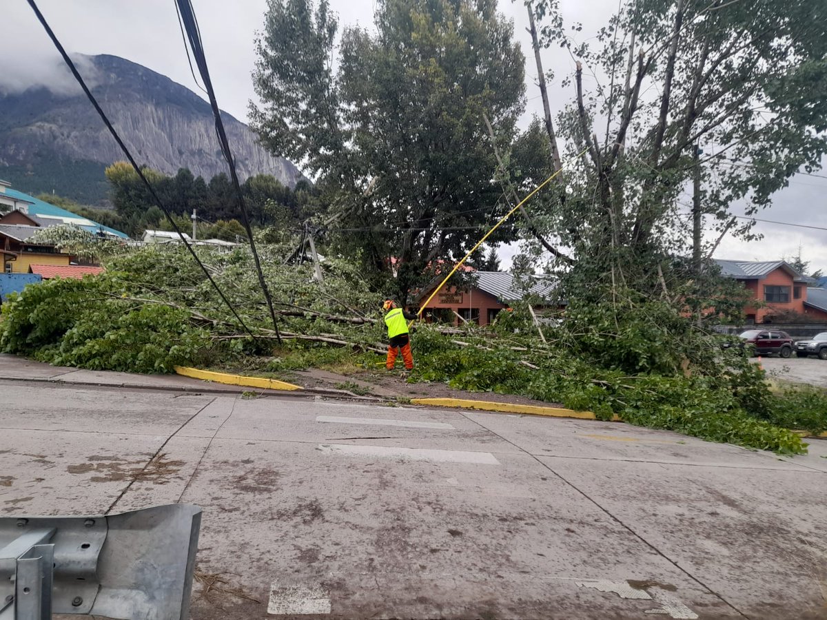 Edelaysen's tweet photo. Se registra #CorteDeEnergia en #Coyhaique a causa de #PosteQuebrado, involucra pje Austral y Cno Aeródromo. Nuestro personal técnico se encuentra trabajando en terreno. Más información por esta vía. https://t.co/ZIlsNShoet