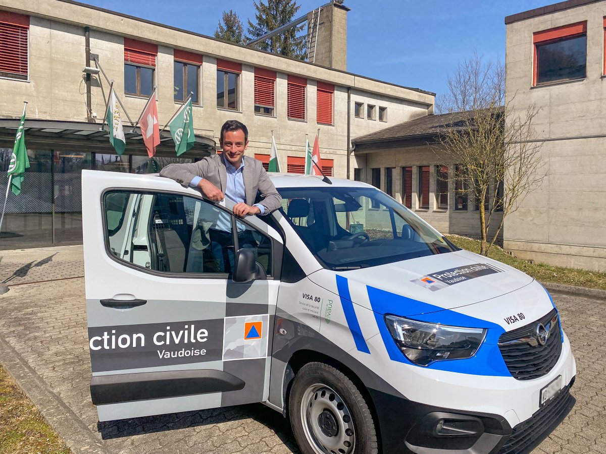 PCiVD's tweet photo. Lors de sa visite du Service de la sécurité civile et militaire, le Conseiller d'Etat @VenizelosVass a pu découvrir les différentes infrastructures de la #Protectioncivilevaudoise, notamment la base opérationnelle ainsi que la piste d'exercice qui sera prochainement rénovée. https://t.co/UBHZ7Ak35B