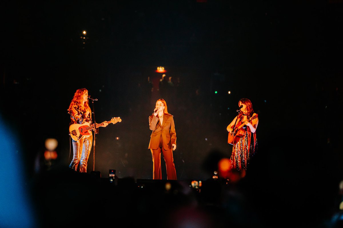 First Aid Kit (@firstaidkitband) on Twitter photo Tack alla gĂ€ster - <a href="/thastrom_/">ThĂ„ström</a> <a href="/itsleonmusic/">LĂON</a>, <a href="/ThomasStenstrom/">Thomas Stenström</a>, Isak Söderberg och <a href="/majafrancis/">Maja Francis</a>. Det allra största tacket ska ni ha, vĂ„r underbara publik som inspierar oss och möjliggör allt detta â€ïž K & J. đž: <a href="/grahamerz/">Graham Noble</a> & Annika Berglund Tack alla gĂ€ster - <a href="/thastrom_/">ThĂ„ström</a> <a href="/itsleonmusic/">LĂON</a>, <a href="/ThomasStenstrom/">Thomas Stenström</a>, Isak Söderberg och <a href="/majafrancis/">Maja Francis</a>. Det allra största tacket ska ni ha, vĂ„r underbara publik som inspierar oss och möjliggör allt detta â€ïž K & J. đž: <a href="/grahamerz/">Graham Noble</a> & Annika Berglund