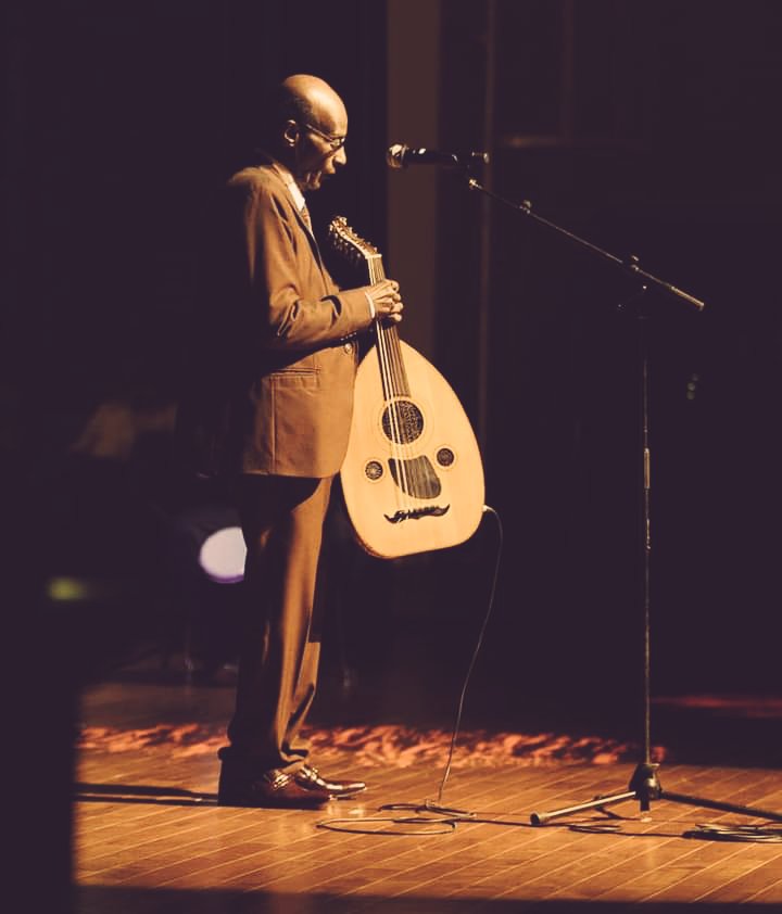 وتبقي يا حُلم الأماسِي شمعة ضاويَة في كل دار..
وزهرة في كُل المواسم كل يوم بتزيد نَضَار..