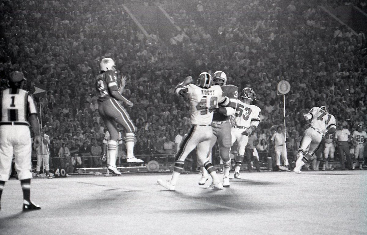 _deadfootball's tweet photo. Sometimes, World Football League action hovered off the turf like an electric football game. #WFL #ChicagoWinds #SoCalSun https://t.co/cDyzCajIPX