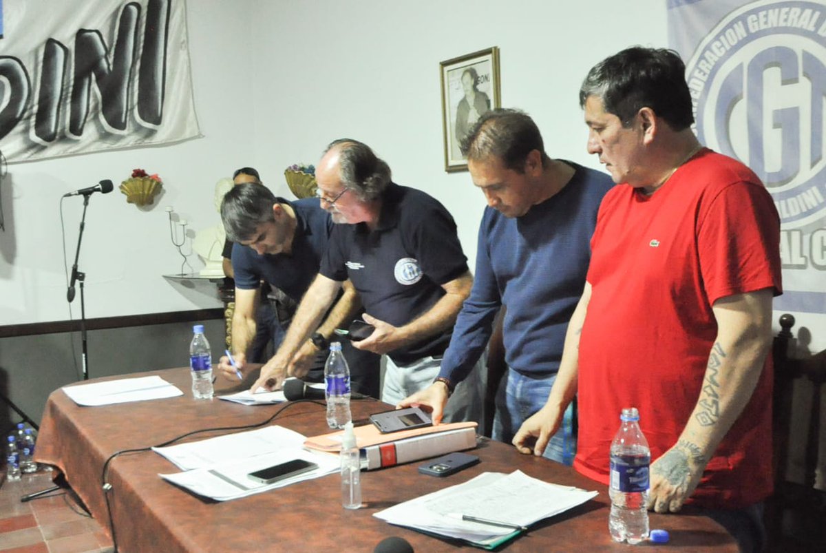APDFApuertosOK's tweet photo. Felicitamos al Cro. Martín Bersan (Secretario Gral. de la Seccional @APDFAPatAust) por su nuevo cargo como Secretario de Defensa al Consumidor en la CGT Regional de Comodoro Rivadavia, la cual realizó un plenario con una gran cantidad de sindicatos representativos de la región https://t.co/Y0Ip843VYF