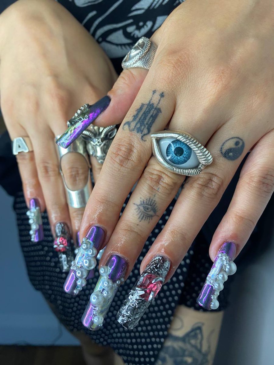 Art can be everywhere. 😈👁️ don't ask how I do things ahah remember I'm magical ✨#nails #art
