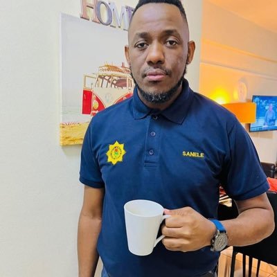 This is SKHONZA MNQABI The guy who lied about Dr Qwabe that he is smoking Weed at hospital premises and has now changed his Profile Pic Please Retweet This image to Circulate until HPCSA charges him #JusticeForAKA Thuli Madonsela Andile Minister of Electricity #cabinetreshuffle