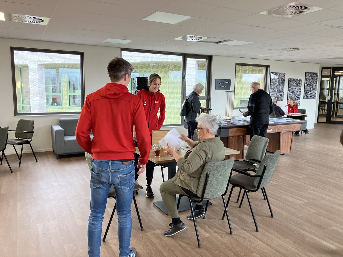 M_Molengraaf's tweet image. Vanmiddag de #fittest voor senioren in Hoog Dalem gezien: goed dat er zoveel animo is! Belang van bewegen, fit blijven, maar ook de sociale contacten die erdoor ontstaan is groot. Goed werk @GorBeweegt , studenten van @DaVinciCollege en anderen!