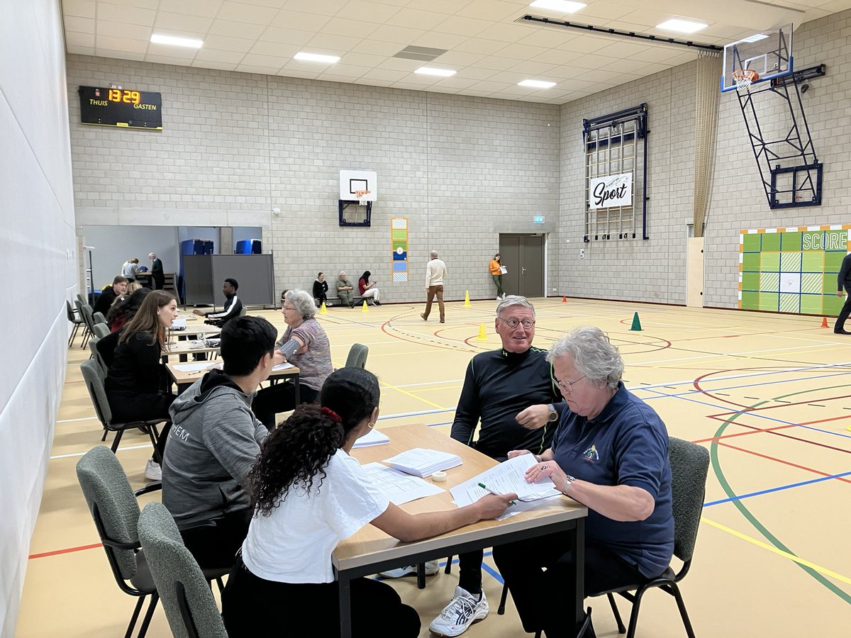 M_Molengraaf's tweet image. Vanmiddag de #fittest voor senioren in Hoog Dalem gezien: goed dat er zoveel animo is! Belang van bewegen, fit blijven, maar ook de sociale contacten die erdoor ontstaan is groot. Goed werk @GorBeweegt , studenten van @DaVinciCollege en anderen!