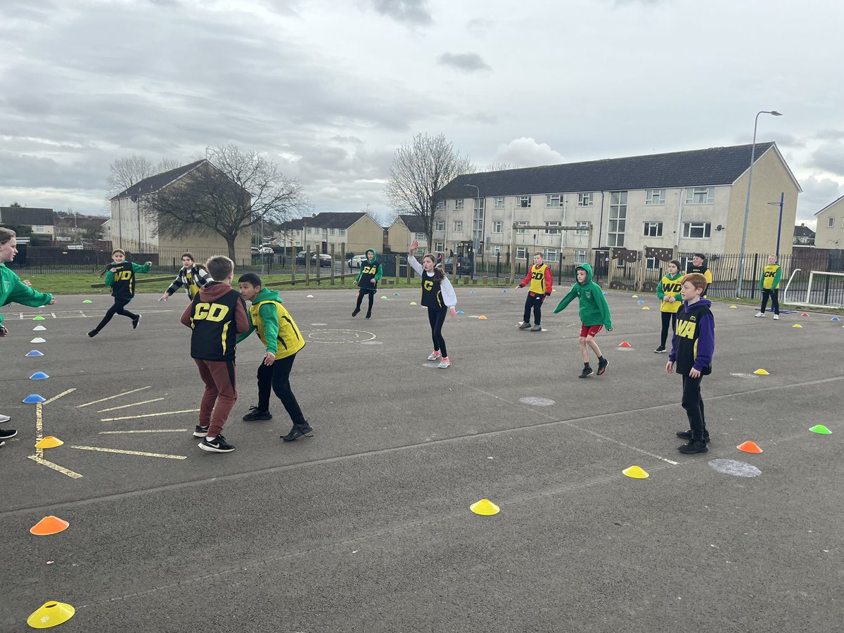Dysgu safleoedd a gem fach cyfeillgar o bêl-rwyd yn ein sesiwn ymarfer corff 🏐 <a href="/YsgolPenyPil/">Ysgol Pen y Pîl</a>