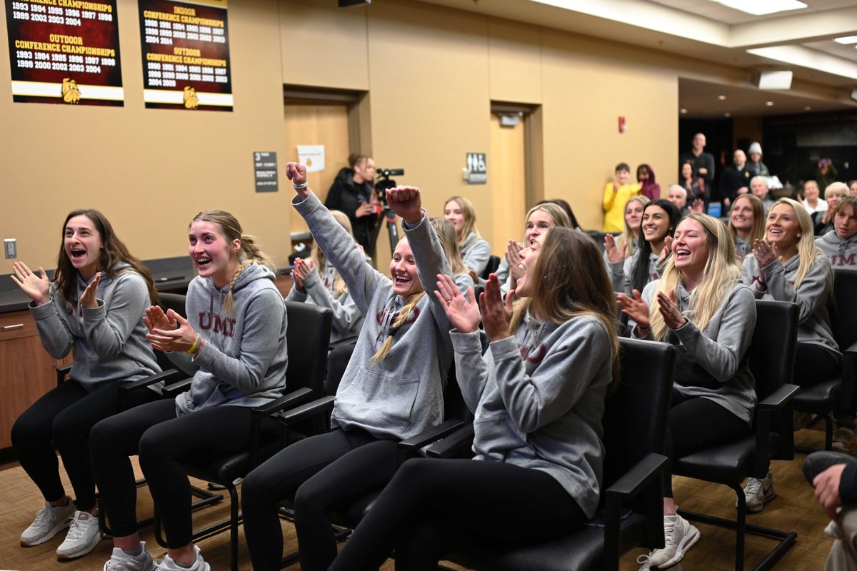 UMDWomensBBall's tweet photo. All smiles last night 😁 

Bulldog Country, your dogs are dancing at Romano this Friday at 5:00 PM! #PacktheGym #D2WBB https://t.co/YvBkwtWGft