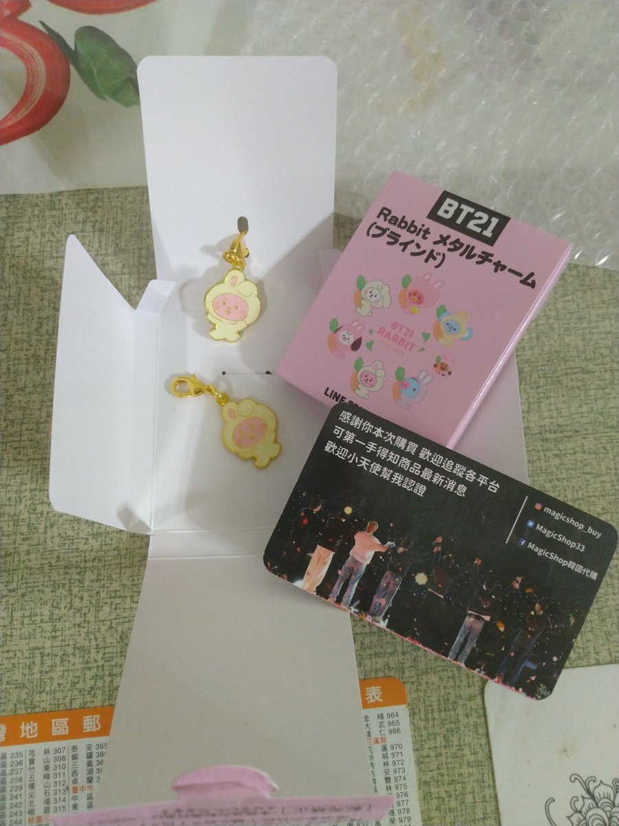 TzuTing12's tweet photo. 補認證 @MagicShop33 
一番賞吊飾兩個都一樣哭哭😭
金屬吊飾很精緻、超美👍
不過吊飾本人比想像中的小很多
以為會是再大一點的似鑰匙圈那種🤣
-
大王沾醬餅乾爆炸好吃！！！！！
餅乾單吃就很好吃，沾醬超級驚為天人👏
都想問可不可以單買沾醬的那種好吃程度
認真會辣，吃起來超爽很有味道的辣🤤 https://t.co/zIYLhysr1j