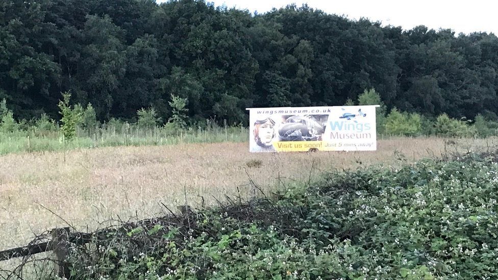 cherryaimless's tweet photo. Caught this on my drive back to Bexhill yesterday. Not the Wings I was thinking of, mates! #Wings #M23 #HelenWheels #DrivingToBexhill https://t.co/8SjdQyLhWk