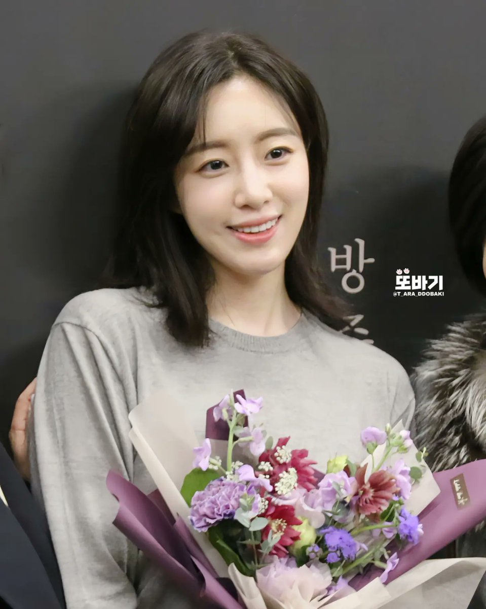 T_ARA_DDOBAKI's tweet photo. 20230304 연극 [분장실] 첫공날🎬

사랑스럽고, 귀엽고, 멋있고, 안쓰럽고..우리 D한테 니나 역 돌려주세요🥺

무대 위에서 열연을 펼치시는 은정언니의 연기력은 물론 첫 등장부터 커튼콜까지 극의 내용도 좋아서 모든게 완벽했던 공연이였습니다👍👍

#은정 #함은정 #eunjung #hahmeunjung #분장실 https://t.co/LMFW07ghZl