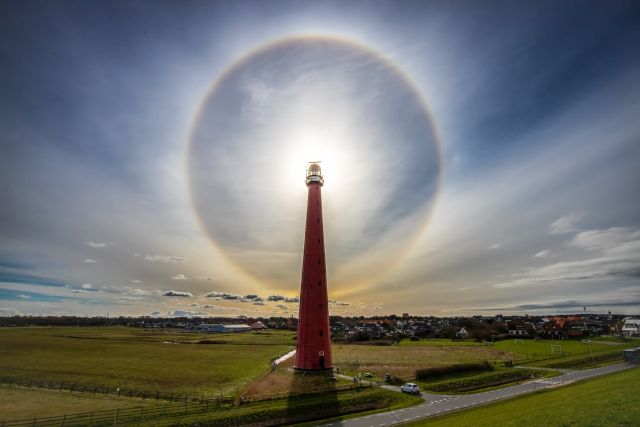 janvissersweer's tweet photo. Weerpraatje Jan Visser https://t.co/Z25gY0rmxl Schitterende foto van een prachtige kring om de zon (halo) en de 'Lange Jaap' in Huisduinen @IKootkar https://t.co/GSEfuopD3g