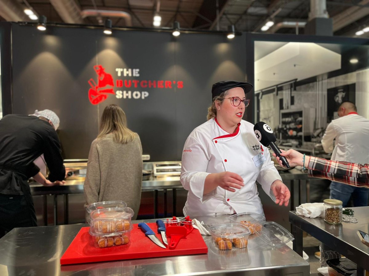 MeatAttraction's tweet photo. En #TheButchersShop2023 ha tenido lugar El Concurso Jóvenes Carniceros, celebrado esta mañana, que pone en valor a las nuevas generaciones del sector cárnico:

Se han batido en dos pruebas:
 
 🐖 Despiece de cerdo ibérico.
 🍽️ Presentación de elaborado artesano de carne de ave. https://t.co/QfAOrDhay3