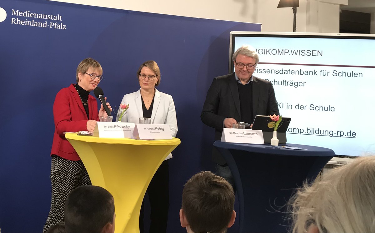 pl_rlp's tweet photo. #wmkrlp Auftakt-PK zur 4. Woche der #Medienkompetenz - starke Partner, gute #Vernetzung #DigiKomp und ein bewährter Kompass #10JahreMedienkompass - tolle Aktionen für jung und alt #MedienkompassJahr2023
https://t.co/XOyEE49kl2 https://t.co/DONcybw1NZ