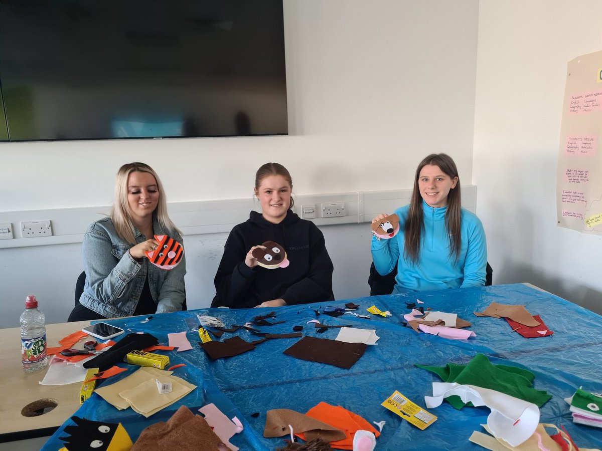 DeborahThom5's tweet photo. @MarkandDebz How It Felt Interactive Puppet Making Workshop with #hncchildhoodpractice students. Focus on supporting children's mental health. @DandACYP @dundee_angus https://t.co/zcAjCIOg4I