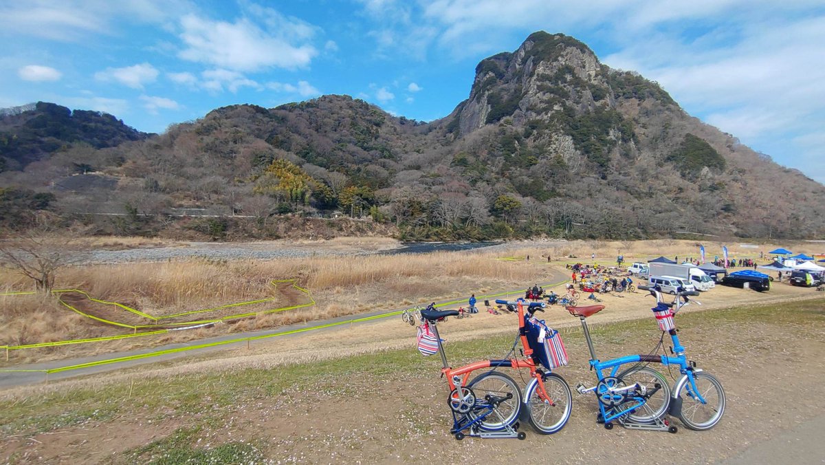 cyclonechee's tweet image. 【SAKURA×BROMPTON】
伊豆の国シクロクロスにブロンプトンを持ち込んで狩野川沿いの河津桜と📷🌸
午前中は青空ものぞいて春らしいお天気でした。
今度は仕事のついでじゃなく、コーヒーセットでも持ってゆっくりお花見したいな
 #ブロンプトン #bromptonlife #brompton #河津桜 #お花見ライド