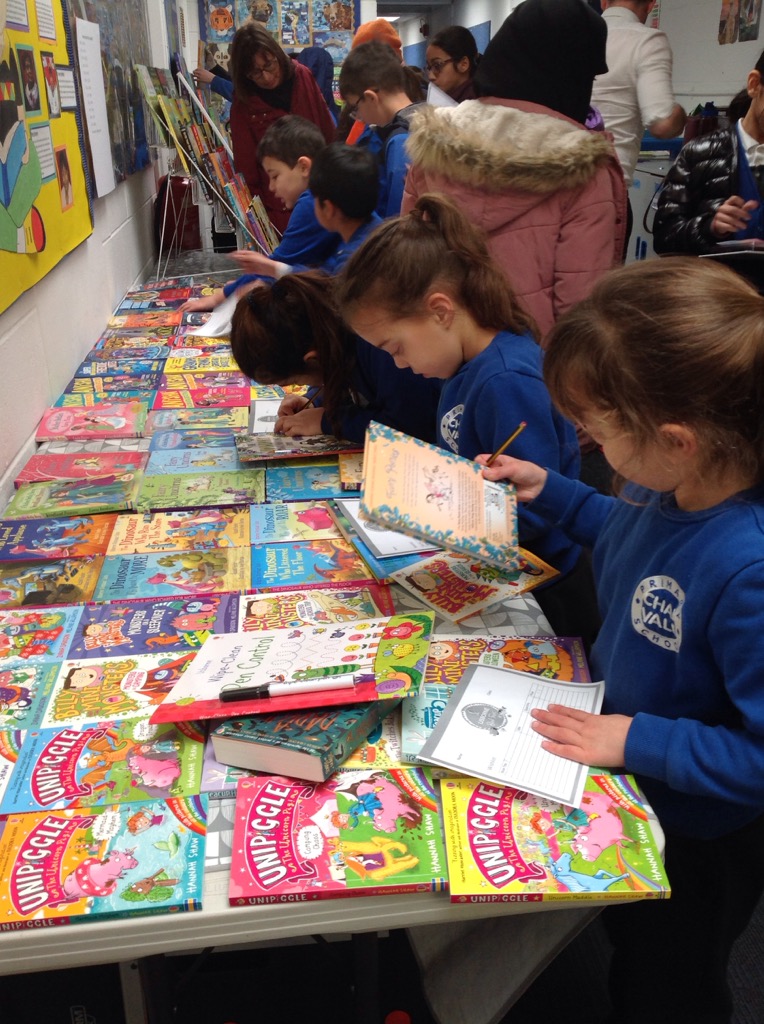 chadvaleprimary's tweet photo. #CVCutts We Are busy choosing books we are hoping our grown ups will treat us to later at Parents' Evening! https://t.co/TJajXqWlLa