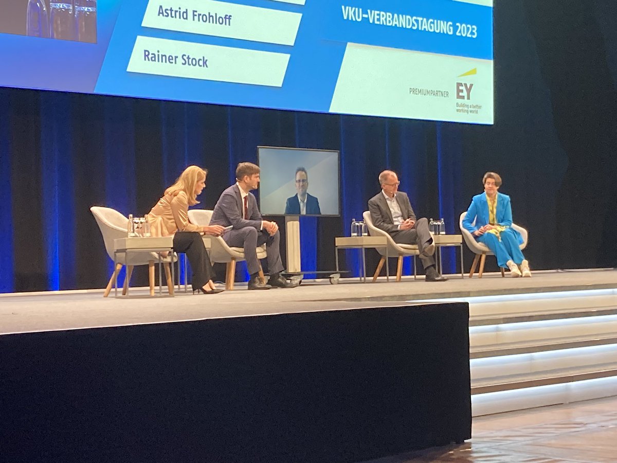 VKUonline's tweet image. #Zukunft der #Netze: Podiumsdiskussion mit @Klaus_Mueller (Präsident @bnetza), Susanne Fabry (Vorstand @RheinEnergie), Georg Friedrichs (Vorstandsvors.r @gasagde) &amp;amp; Florian Feller (@erdgas_schwaben). Los geht's! #VBT2023