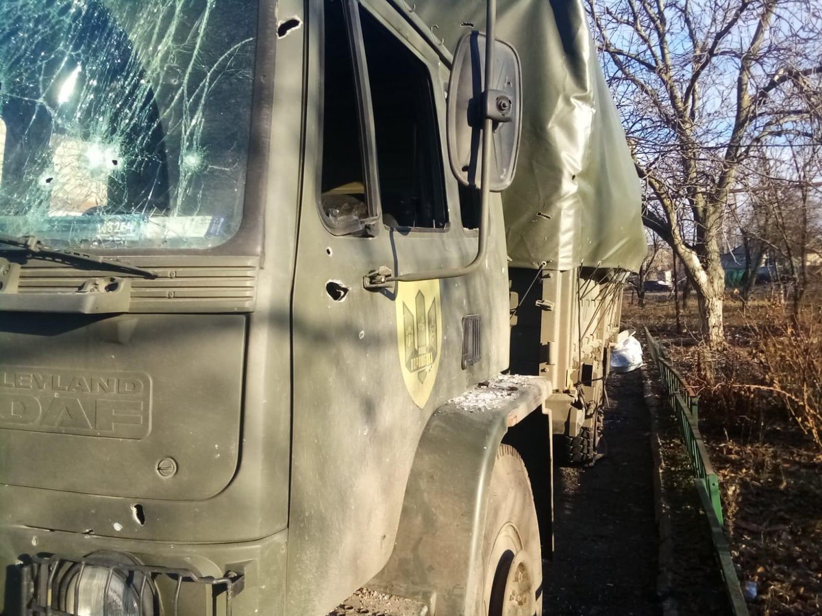 poroshenko's tweet photo. Бійці відправили такі фото — це наші DAFи після прильотів. 

По одному відпрацювала арта, за другим полював танчик, але на щастя боєкомплект не вибухнув ні в одному, ні в іншому.

— З хлопцями що? 
— Живі, цілі. https://t.co/ZqZcdt8URR