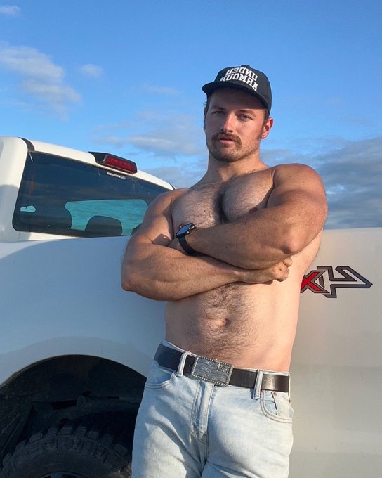 Growing the handlebar mustache out 👨🏼 https://t.co/bAvsQJ1wWt