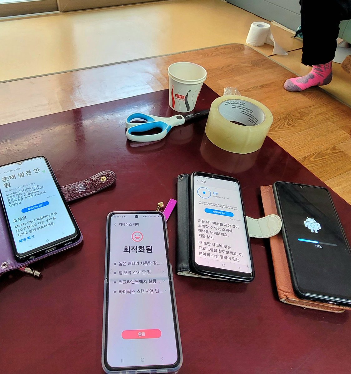 '찾아가는 스마트폰 실버스쿨'경로당 수업첫날은 스마트폰 다시 시작 하기, 디바이스케어, 소프트웨어 업데이트
어르신들은 한 번도 한적이 없어 시간이 엄청나게 걸림...
그래도 오늘은 경로당에 와이파이가 들어와서 너무나 감사하다.
스마트폰 청소 다하고
무료음악 다운받아서
벨소리 바꾸기 까지